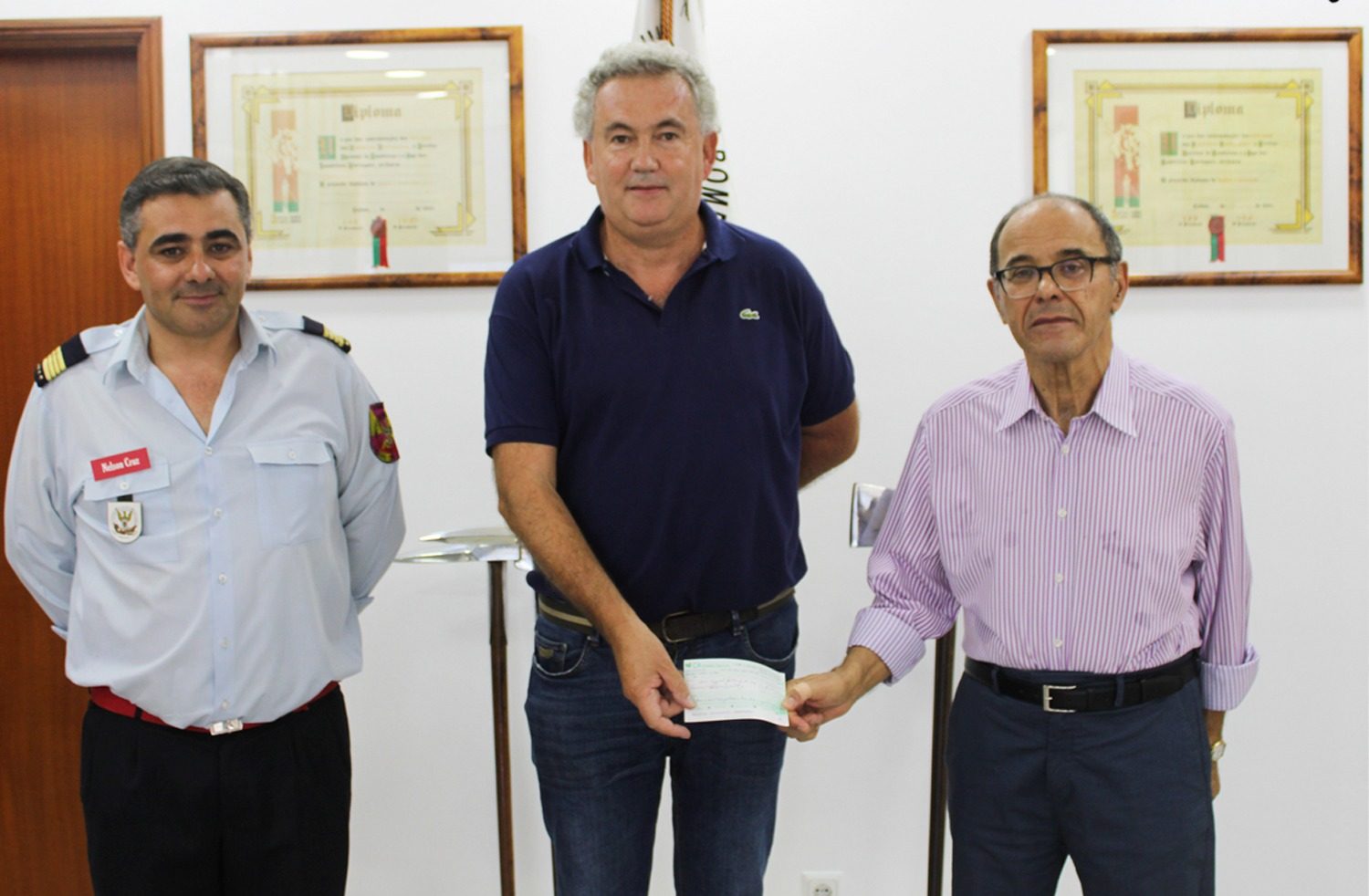 Caldas SC entrega cheque aos Bombeiros com receita de jogo