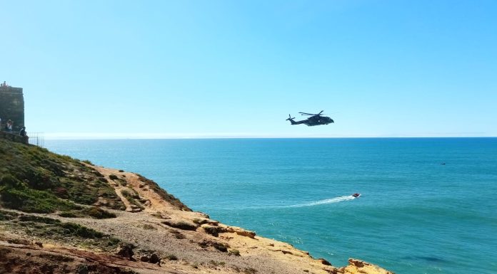 Buscas pelo homem desaparecido na praia do Norte, na Nazaré, prosseguem
