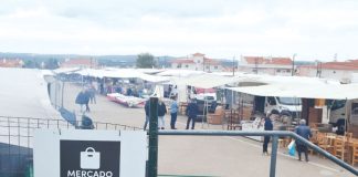 Feira semanal mais “ordenada” e com espaço para estacionamento