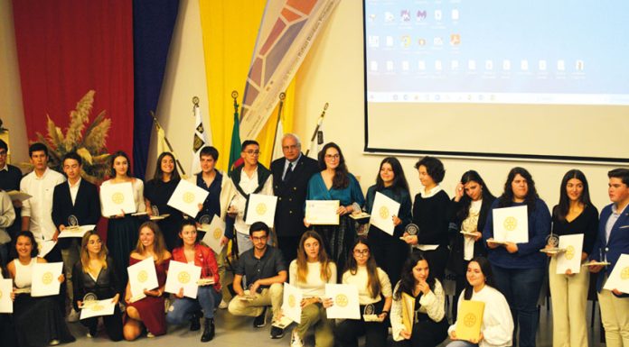 Rotários das Caldas entregam bolsas aos alunos de mérito