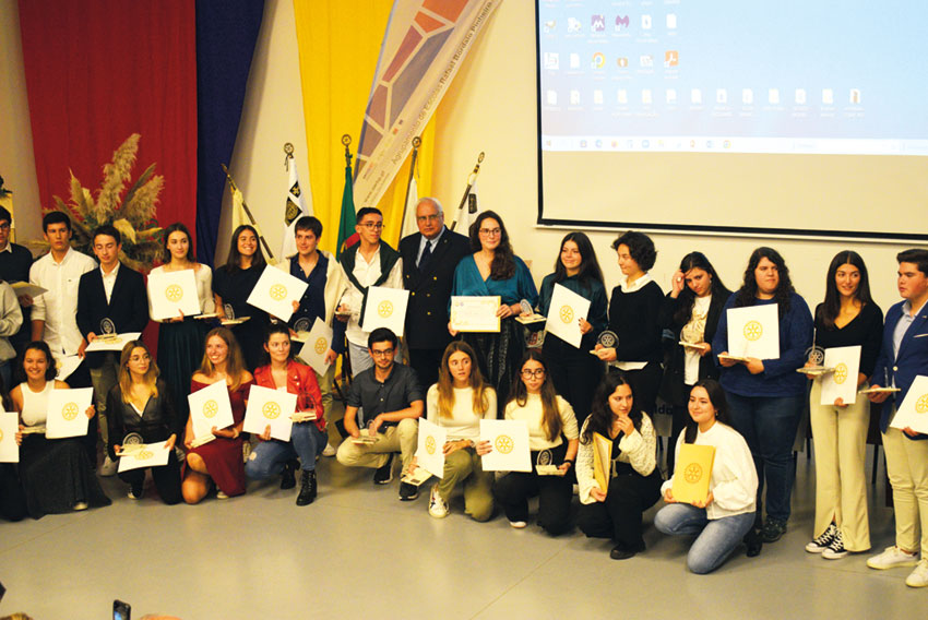 Rotários das Caldas entregam bolsas aos alunos de mérito