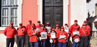 Ardinas dos Bombeiros vendem Gazeta pela cidade