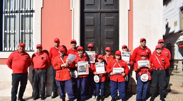 Ardinas dos Bombeiros vendem Gazeta pela cidade