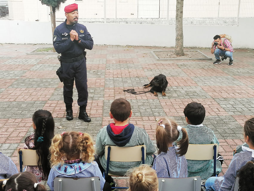 Cão da PSP despede-se  em escolas na Nazaré