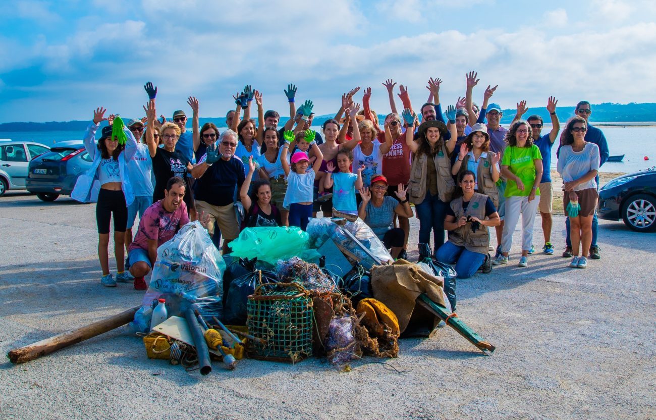 Grupo de sensibilização LinDoMar realiza ação de limpeza de praia no domingo