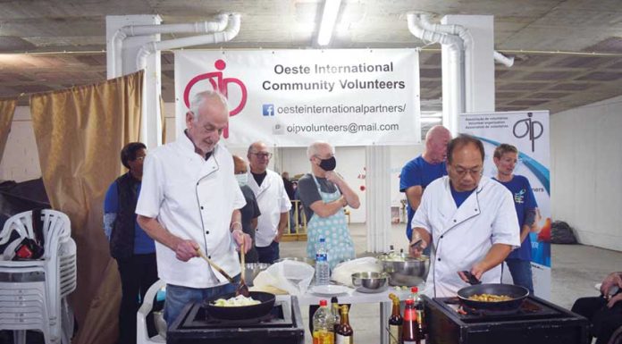 Estrangeiros da OICV cozinham para idosos
