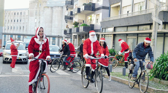 Quando estaciona o trenó puxado pelas renas, o Pai Natal aproveita para passear pelas Caldas… de bicicleta e de mota