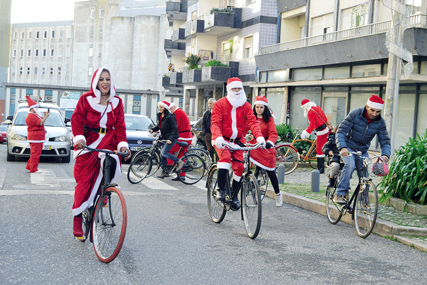 Quando estaciona o trenó puxado pelas renas, o Pai Natal aproveita para passear pelas Caldas… de bicicleta e de mota