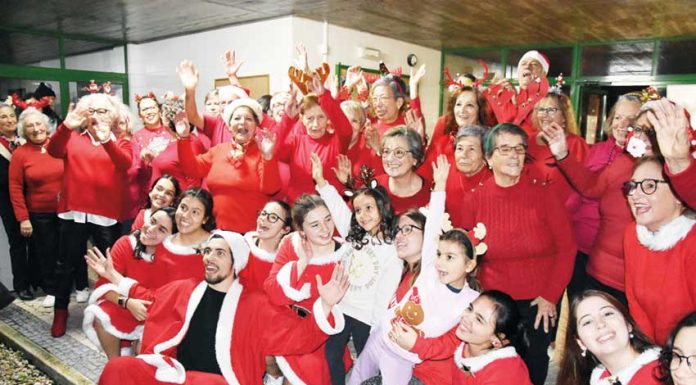 Festa de Natal da Universidade Sénior contou com danças inter-geracionais