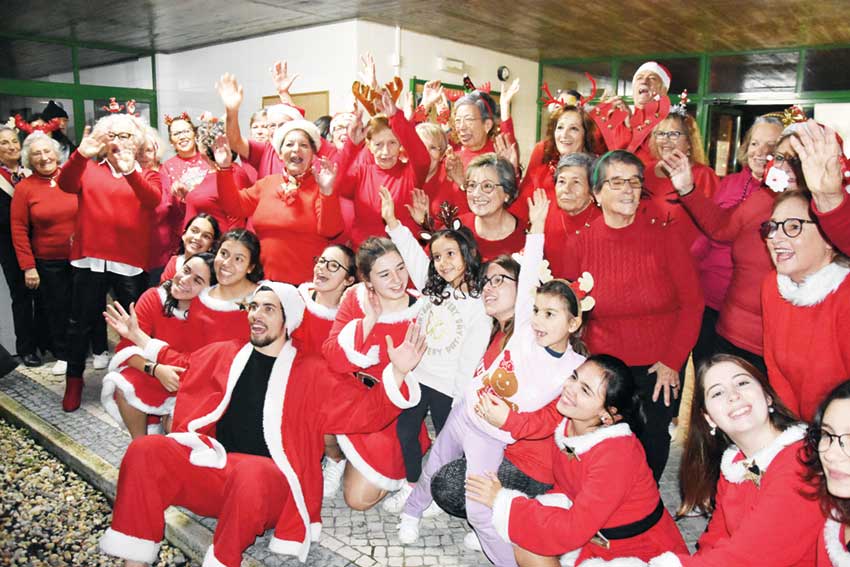 Festa de Natal da Universidade Sénior contou com danças inter-geracionais