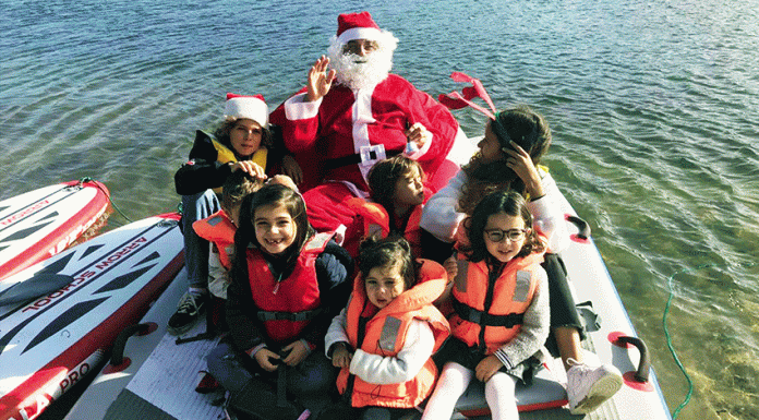Pai Natal avistado na Lagoa de Óbidos numa prancha de SUP