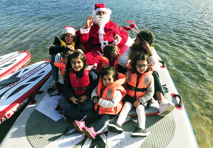 Pai Natal avistado na Lagoa de Óbidos numa prancha de SUP