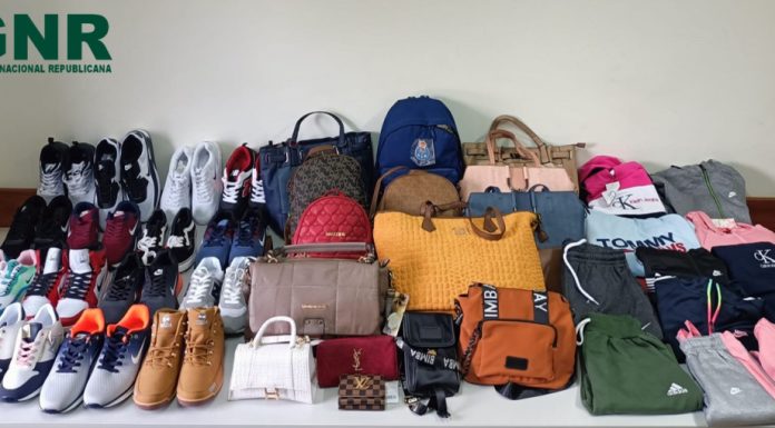 Artigos contrafeitos apreendidos em Santana