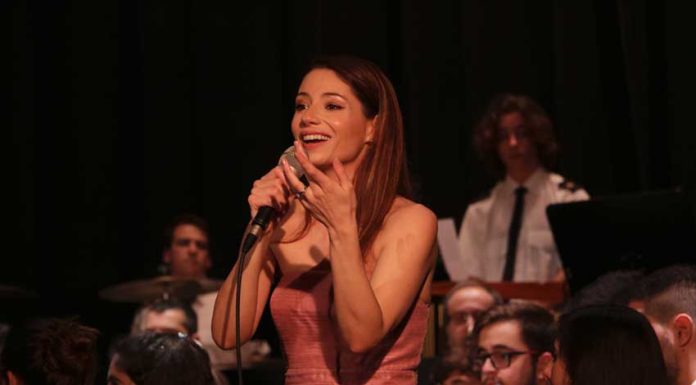 Voz de Sofia Escobar encheu Teatro Eduardo Brazão no Natal