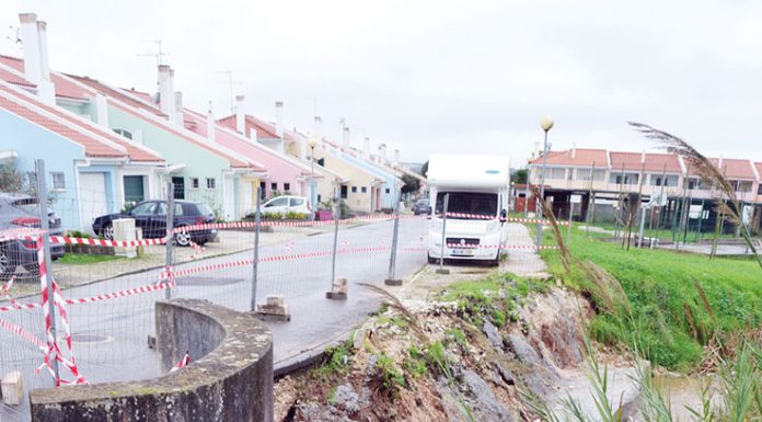 Muro na Rua das Vindimas ruiu há quase cinco anos