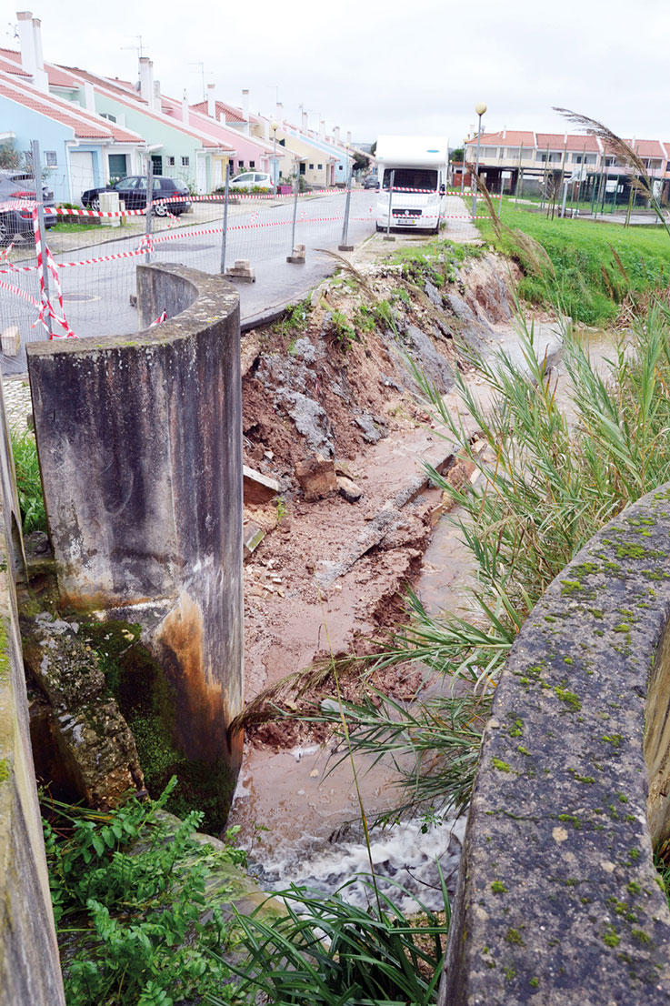 Muro na Rua das Vindimas ruiu há quase cinco anos