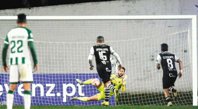 Futebol: Baliza estancada ao décimo encontro