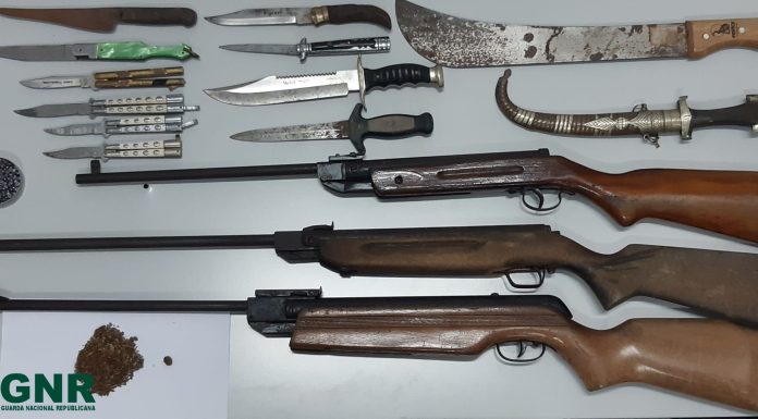 Investigação a tráfico de estupefacientes leva a apreensão de armas em Peniche e Leiria