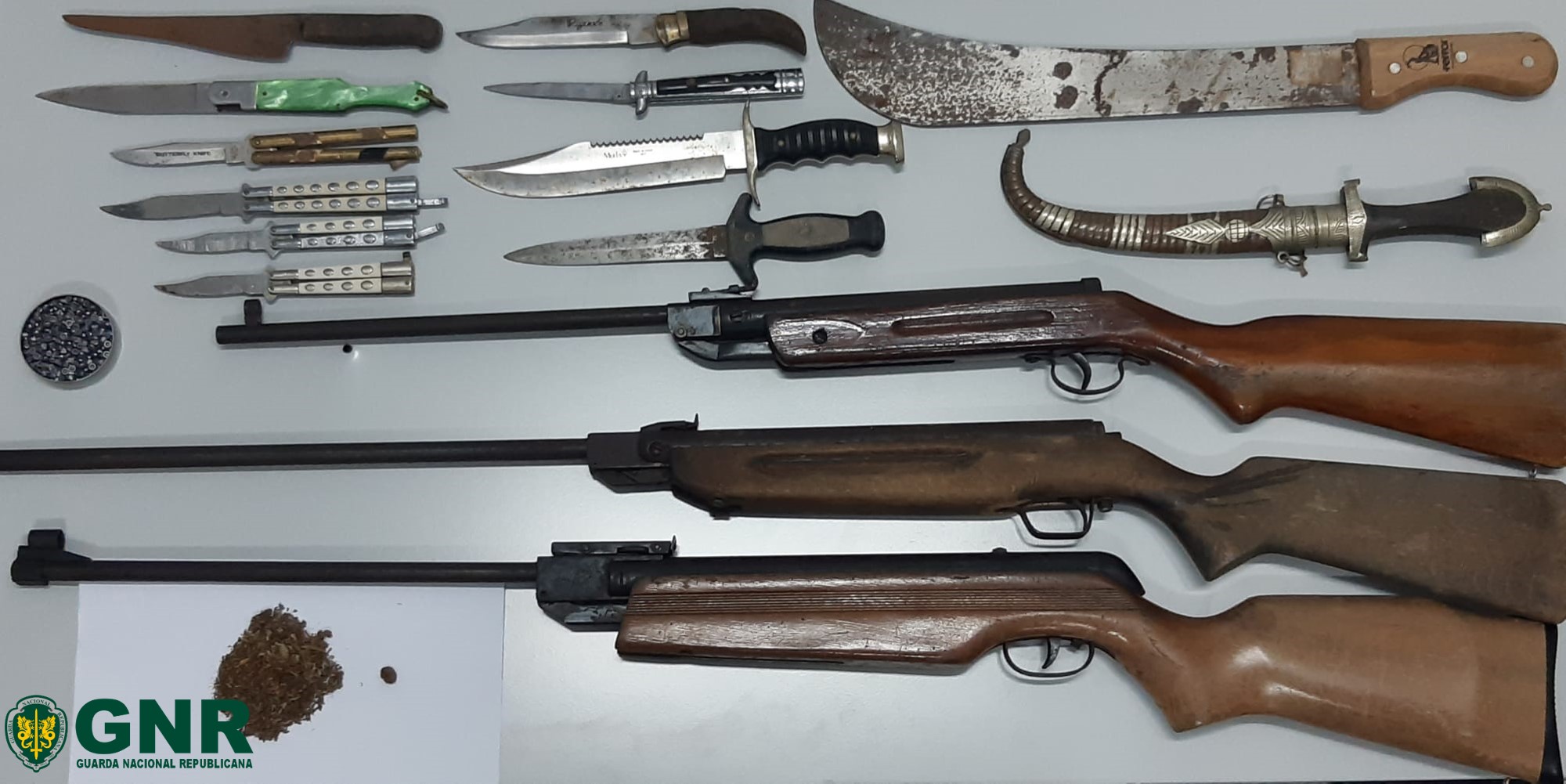 Investigação a tráfico de estupefacientes leva a apreensão de armas em Peniche e Leiria