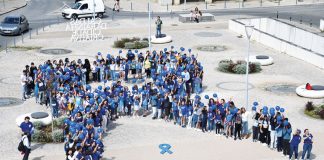 Laço Azul humano alerta para maus tratos infantis
