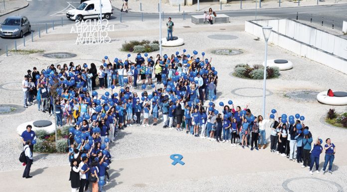 Laço Azul humano alerta para maus tratos infantis