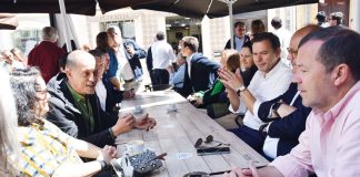 Líder do PSD quer união com setor social para combater falta de médicos de família