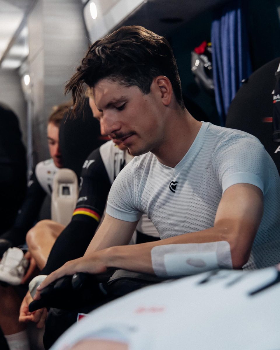 Giro D’Italia: João Almeida passa incólume em etapa “acidentada”