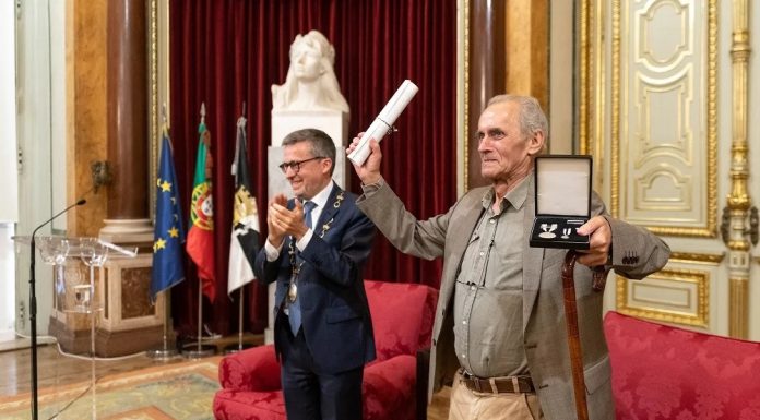 Livreiro José Pinho recebeu medalha de mérito cultural da Câmara de Lisboa