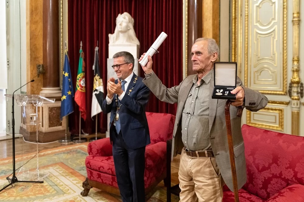 Livreiro José Pinho recebeu medalha de mérito cultural da Câmara de Lisboa