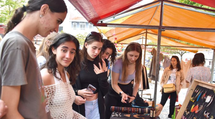 Bazar à Noite está consolidado e atrai público estrangeiro