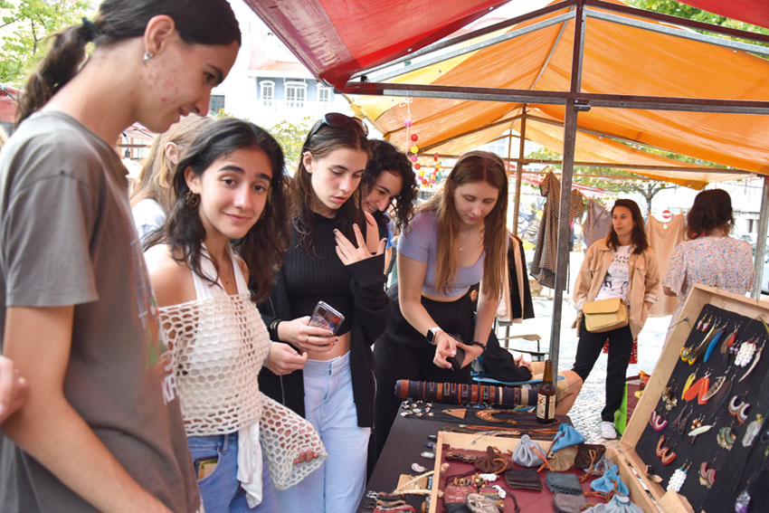 Bazar à Noite está consolidado e atrai público estrangeiro