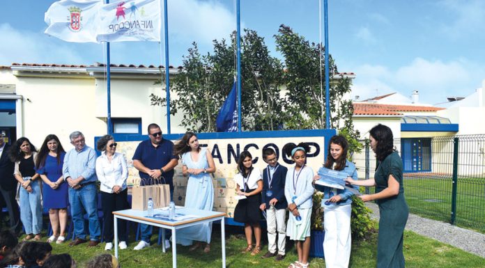 Infancoop hasteia bandeira da Escola Azul