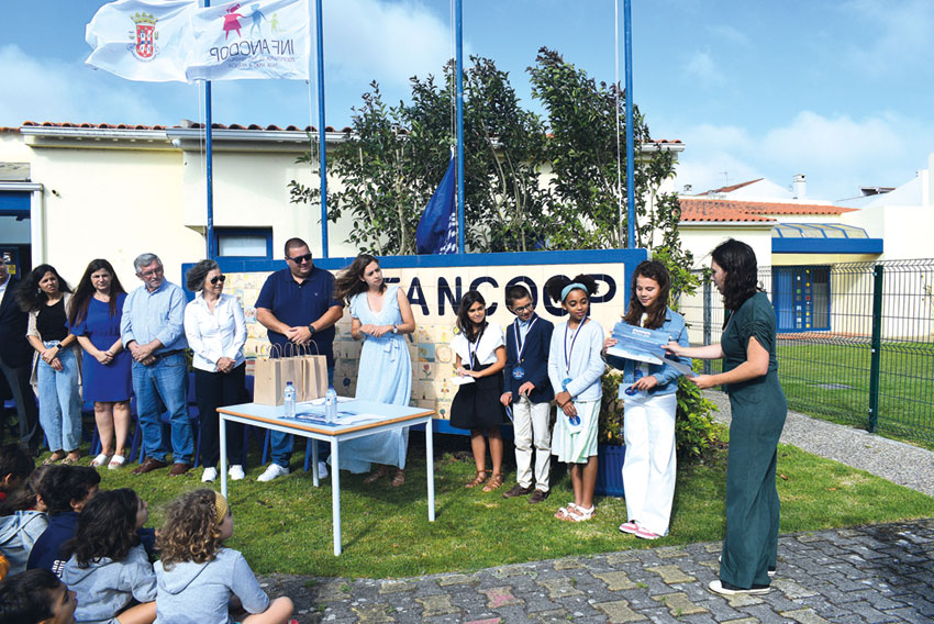 Infancoop hasteia bandeira da Escola Azul