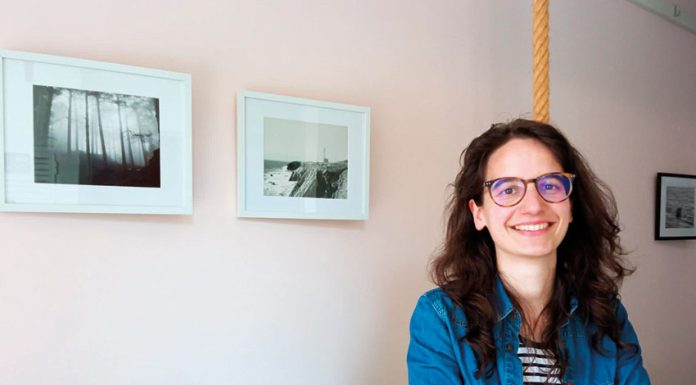 Fotografia de Odete Frazão em exposição na casa de chá Momo