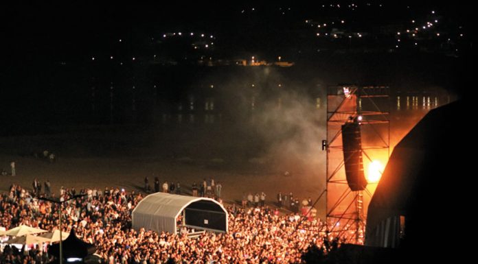 Primeira edição do Foz Beats levou multidão à praia caldense