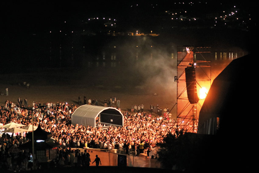 Primeira edição do Foz Beats levou multidão à praia caldense
