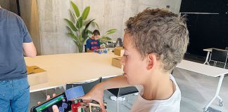 Onze carros robóticos construídos na Academia deCode em Óbidos