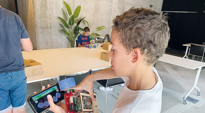 Onze carros robóticos construídos na Academia deCode em Óbidos