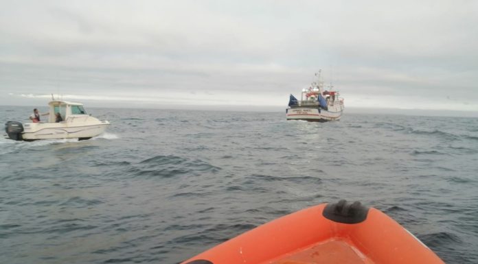 Duas pessoas resgatadas em embarcação com incêndio a bordo