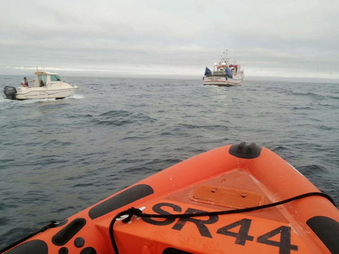 Duas pessoas resgatadas em embarcação com incêndio a bordo