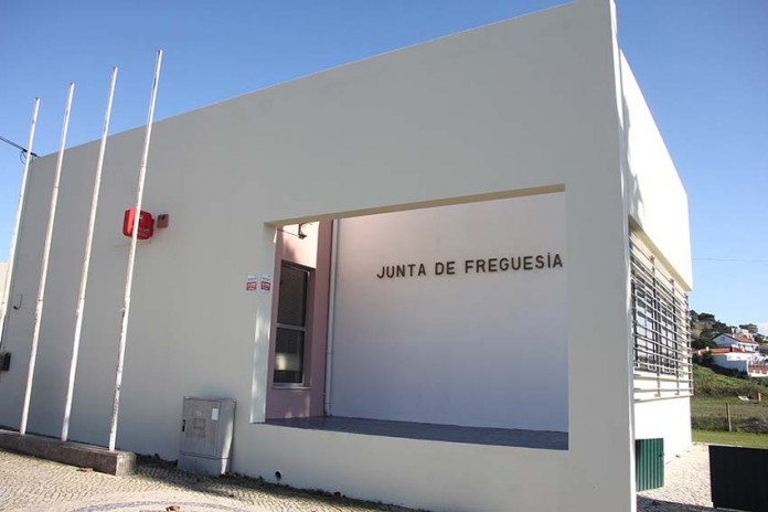 Presidente e ex-secretária da Junta da Foz do Arelho condenados a penas de 4 e 3 anos