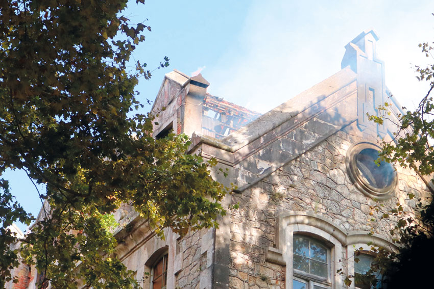 Incêndio destruiu sótão nos Pavilhões