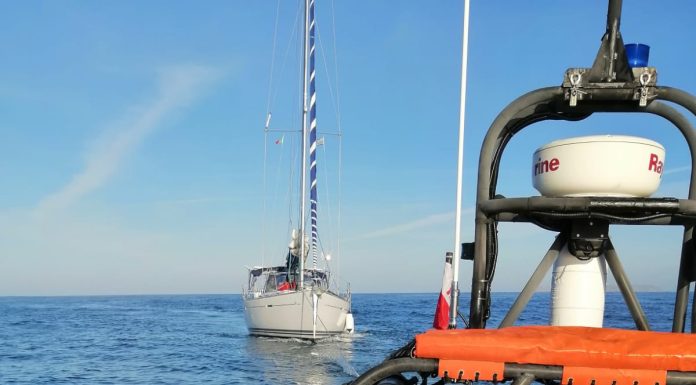 Veleiro sem propulsão a oeste do Cabo Carvoeiro foi auxiliado