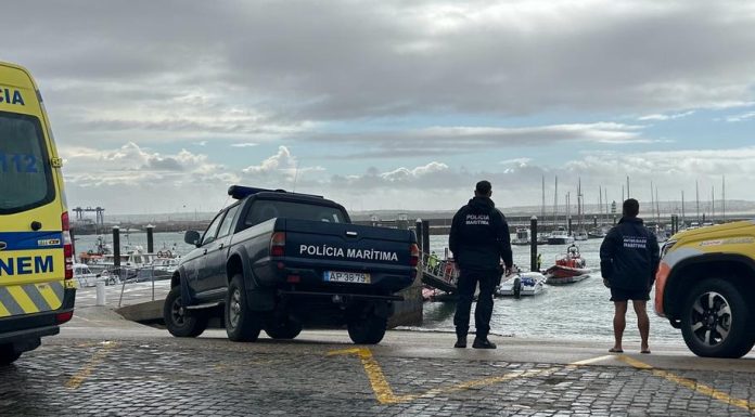 Estação Salva-vidas de Peniche resgata praticante de kitesurf na praia da Cova de Alfarroba em Peniche