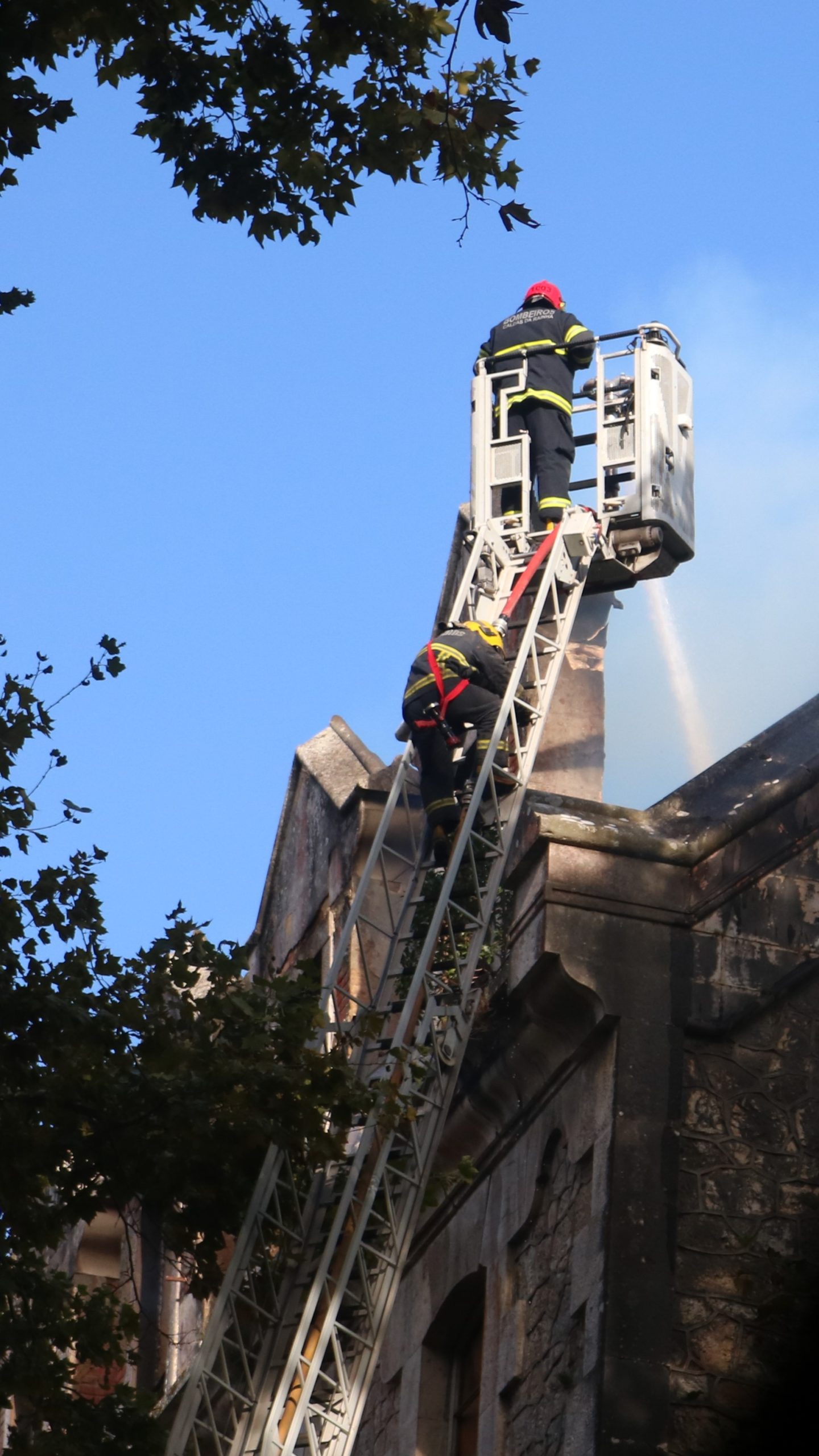 Incêndio destruiu cobertura de um dos Pavilhões do Parque