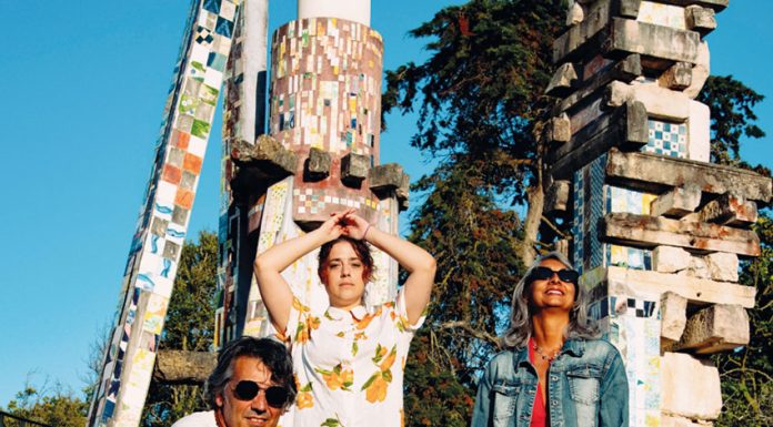 “Como flores que desabrocham na paisagem mais sombria, o rock ‘n roll salva a nossa alma”