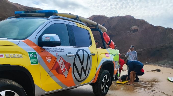 Auxiliada surfista na praia das Pedras Muitas em Peniche