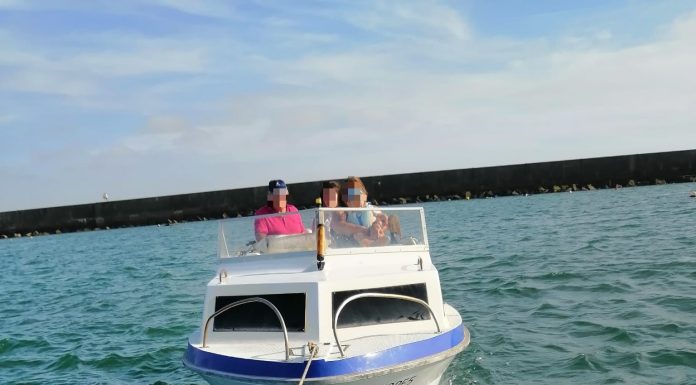 Tripulantes de embarcação sem propulsão à saída do Porto de Peniche auxiliados