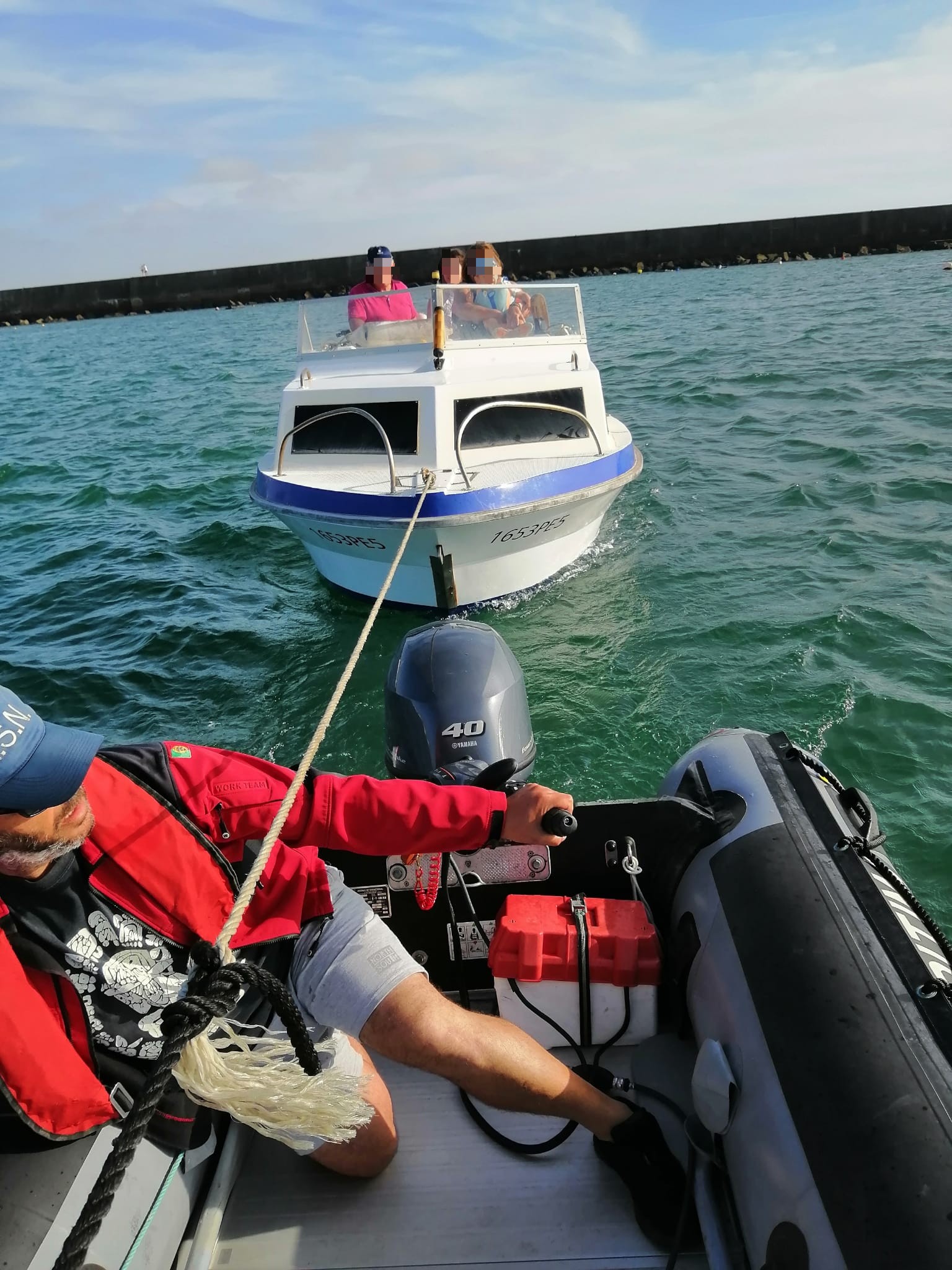 Tripulantes de embarcação sem propulsão à saída do Porto de Peniche auxiliados