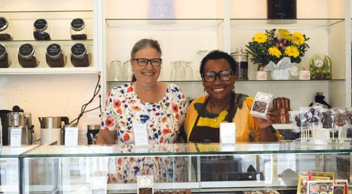 Chocolataria suíça Choco Bless abriu na Cova da Onça, a produção é na Nazaré